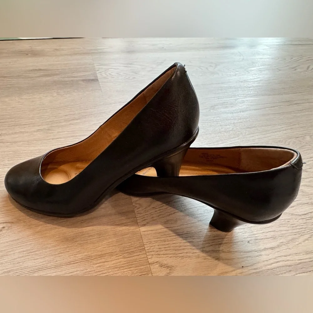 Women's Black Leather Shoes. Like new worn it once - Picture 2 of 7